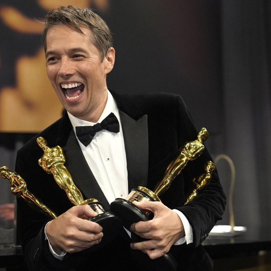 Oscar winners - and losers - laugh, drink and dance together at after-parties